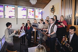 Banner Über Mauern - neue geistliche Lieder und Musik mit Herz