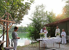 Banner Beten am Wasser des Steinfeldweihers